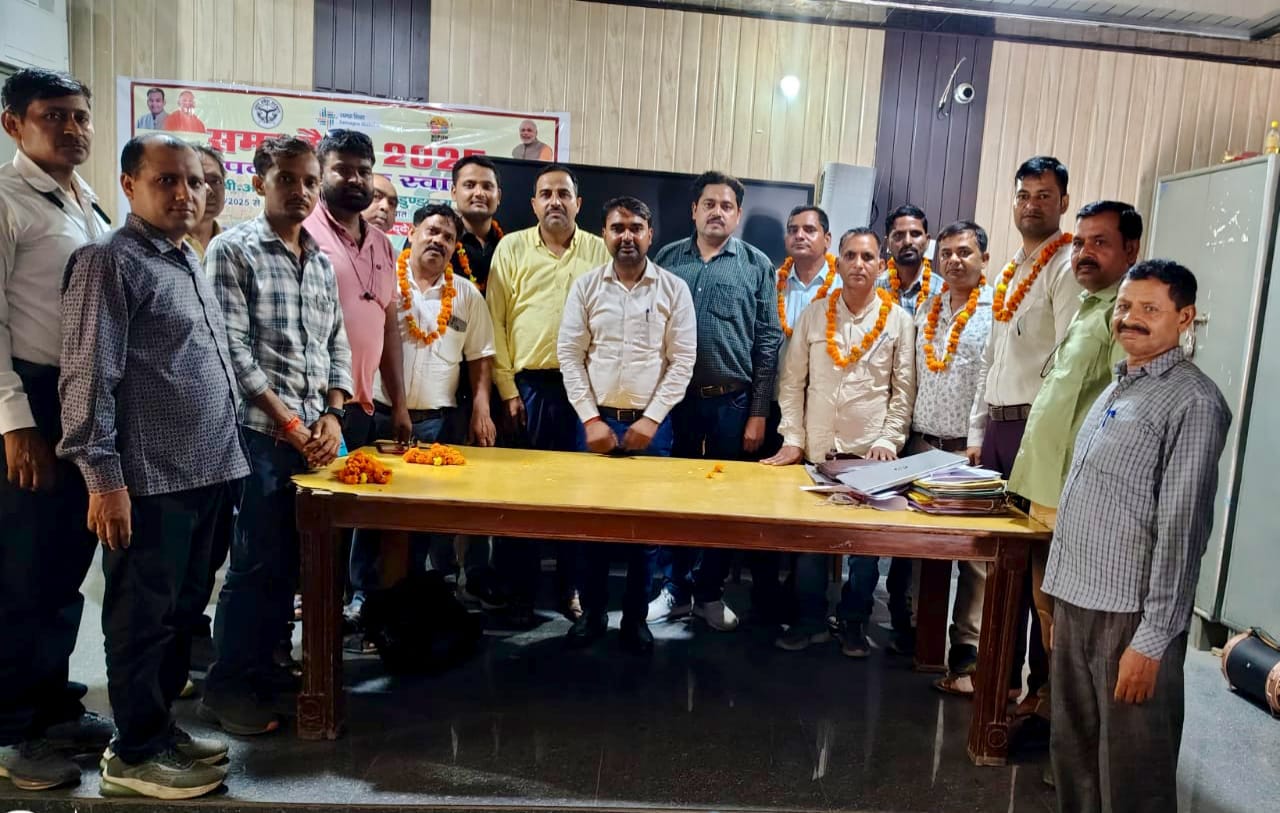 Kasganj खण्डशिक्षा अधिकारी कार्यालय गंजडुंडवारा पर दी गई शिक्षकों को विदाई