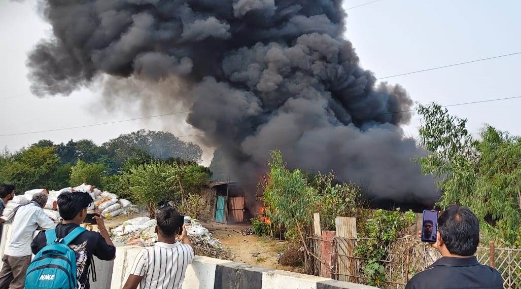 Mainpuri News:हाईवे किनारे कबाड़ गोदाम में आग लगने से लाखों का सामान राख