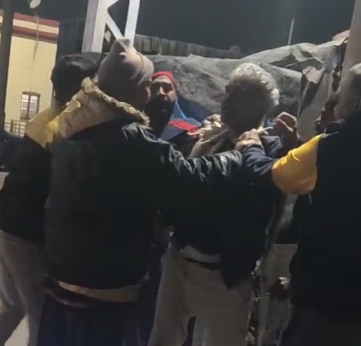 Hathras News:जंक्शन स्टेशन रोड पर दबंगों का आतंक, ऑटो चालक की सरेआम पिटाई का वीडियो वायरल