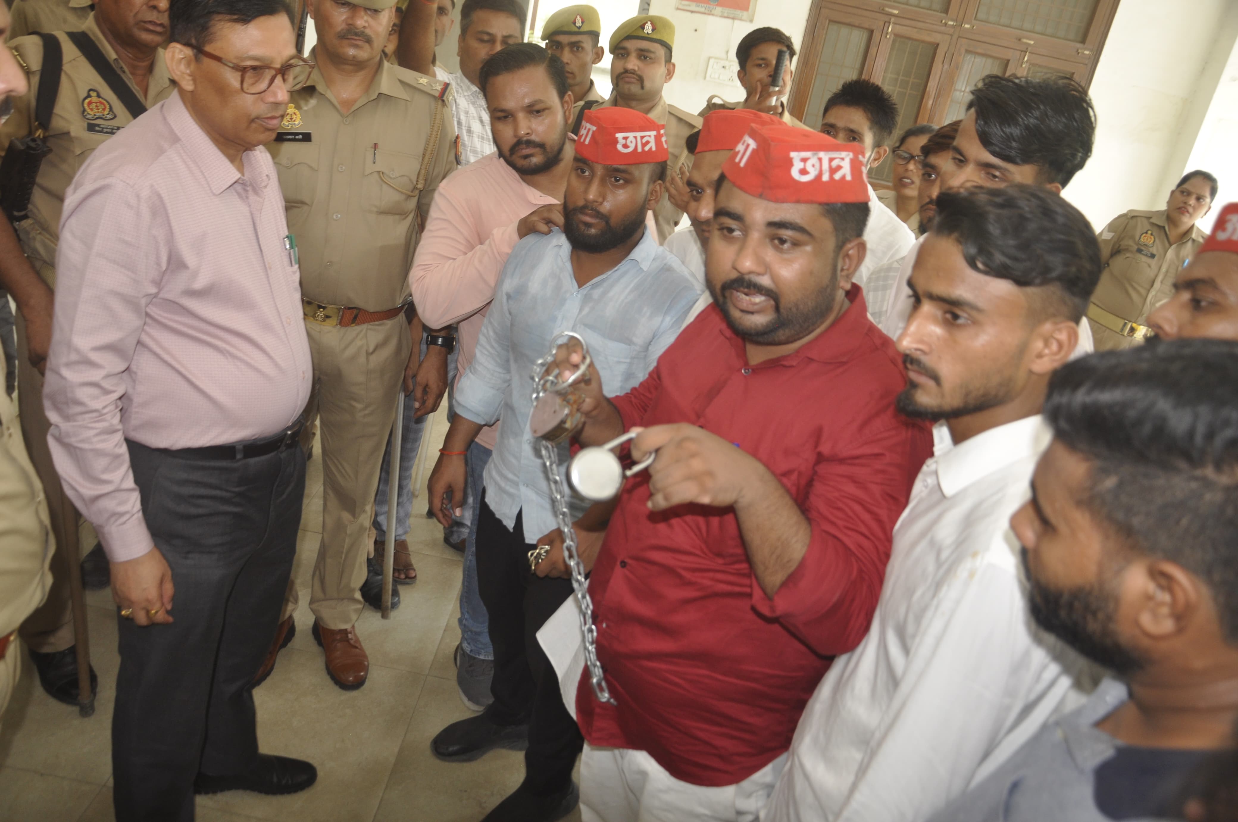 Aligarh News: छात्र सभा के पदाधिकारीयों ने किया जिला अधिकारी कार्यालय का गेट बंद