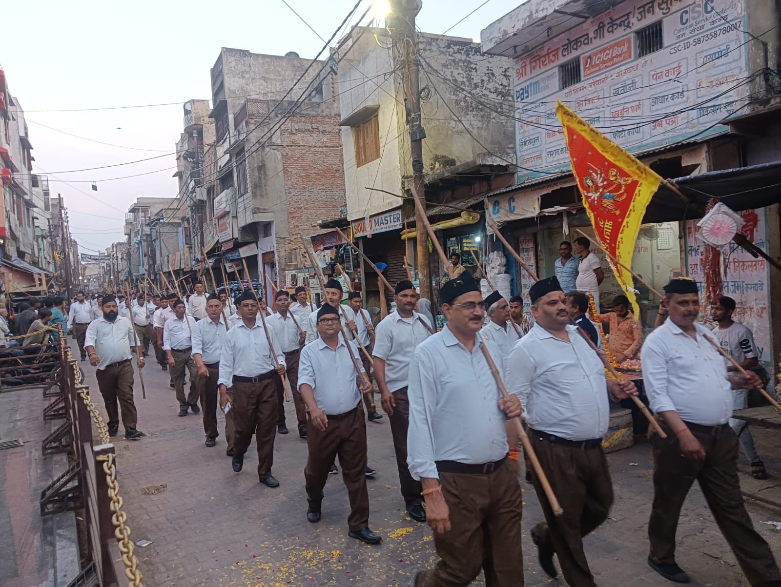 Hathras News:संघ शताब्दी वर्ष पर नगर में भव्य पथ संचलन, पुष्पवर्षा, घोष की मनमोहक धुन से गूंजे रास्ते