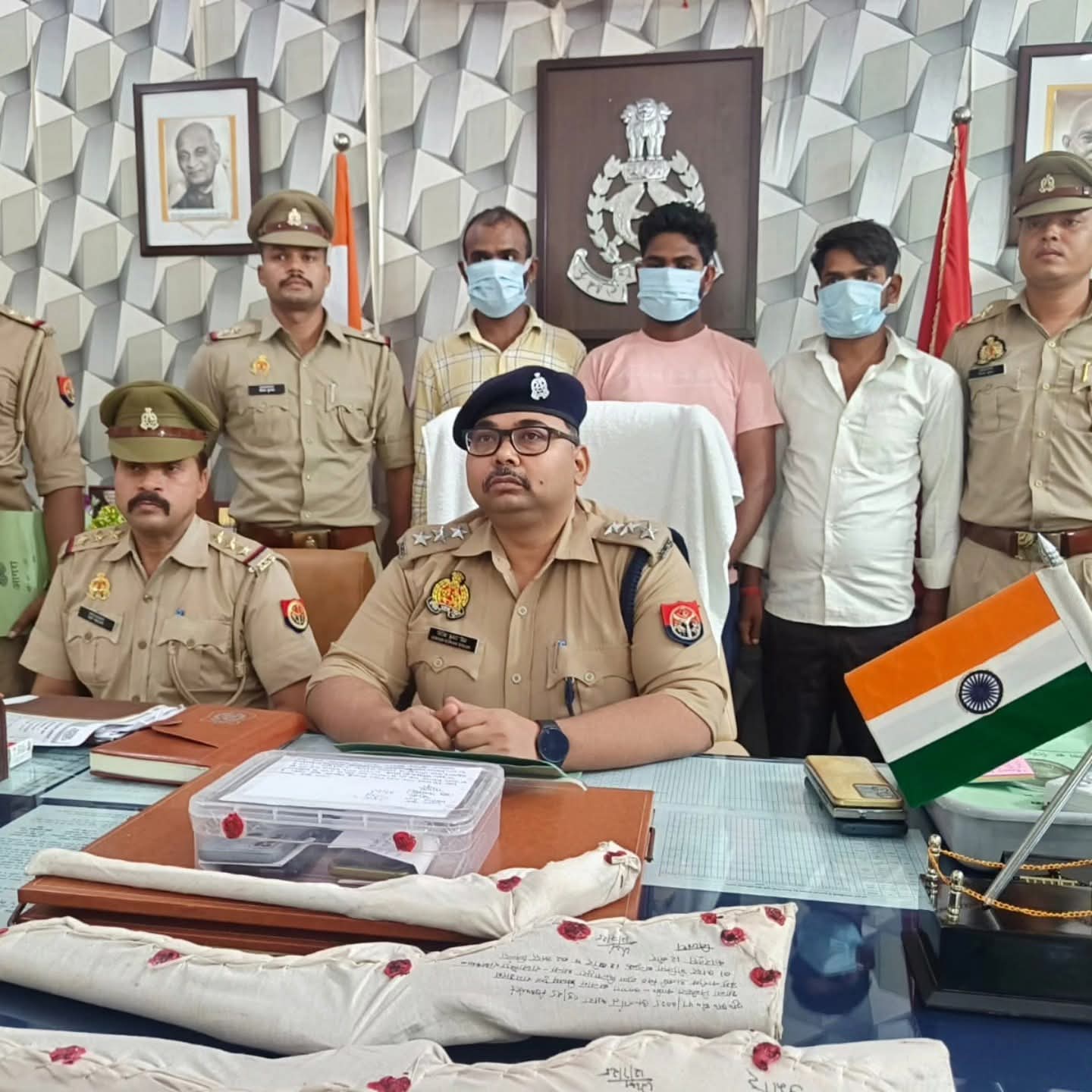 Agra News:निबोहरा पुलिस ने हथियारों से लैस तीन बदमाशों को दबोचा