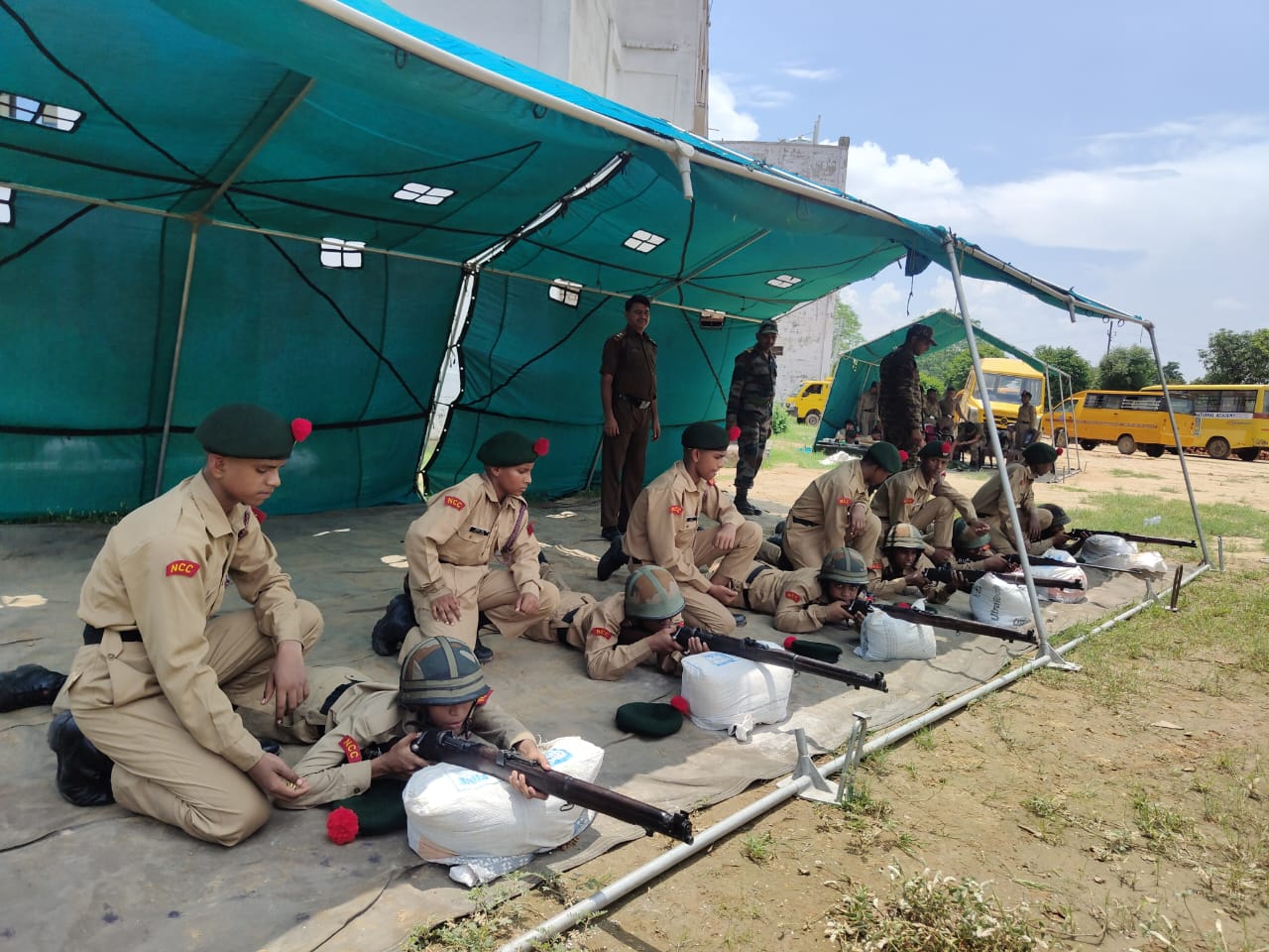 Aligarh युद्ध कौशल में दक्षता लाने के उद्देश्य से कैडेट्स को दिया फायरिंग का प्रशिक्षण