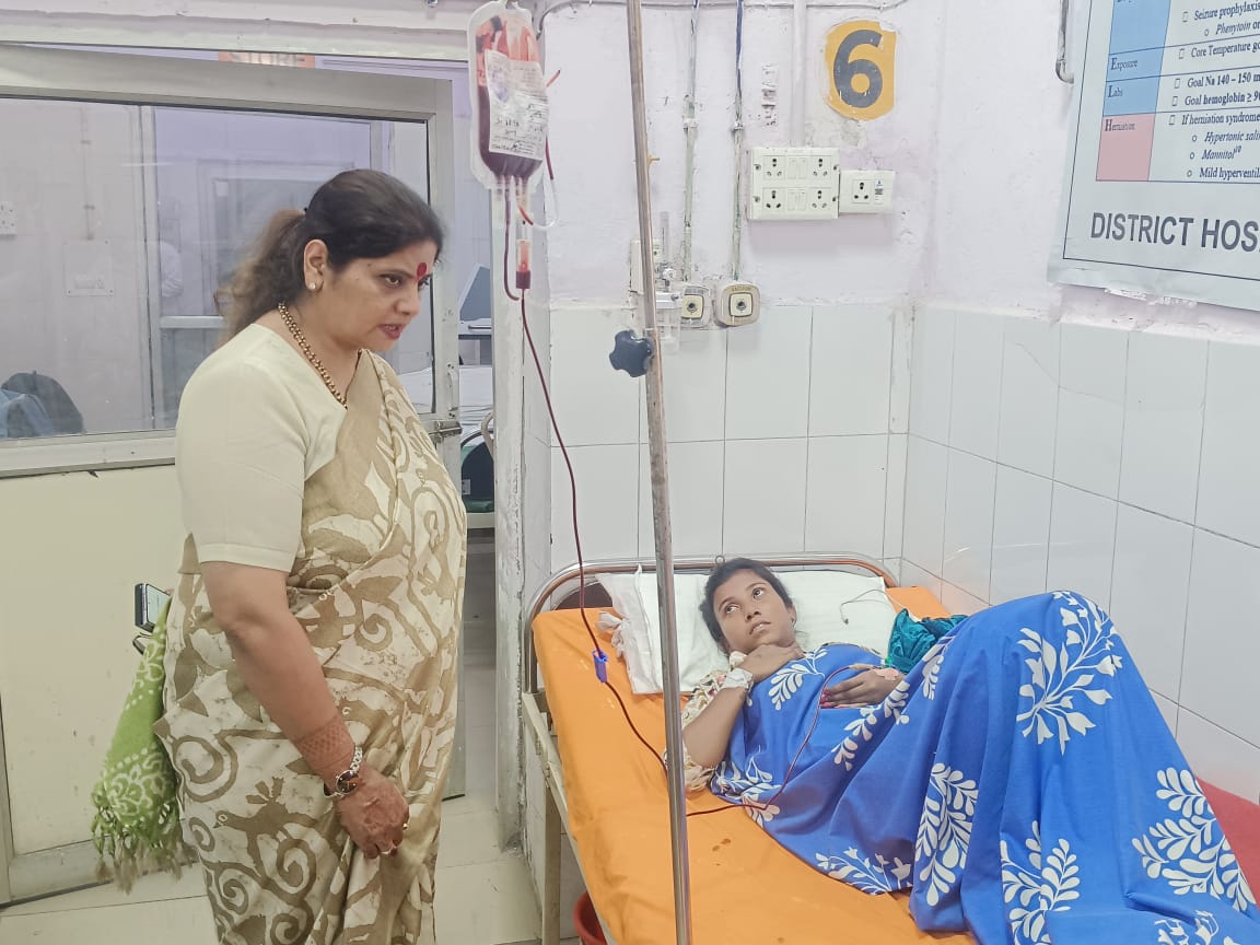 Agra News:महिला आयोग की अध्यक्ष बबीता चौहान ने किया जिला अस्पताल का औचक निरीक्षण