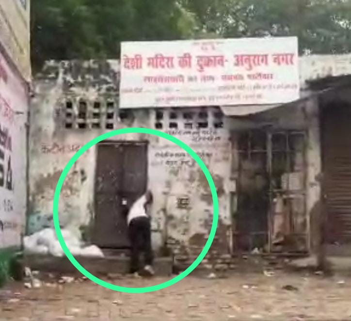 Agra मोक्षधाम के सामने सुबह 6 बजे से बिक रही शराब, आबकारी विभाग बना मौन दर्शक