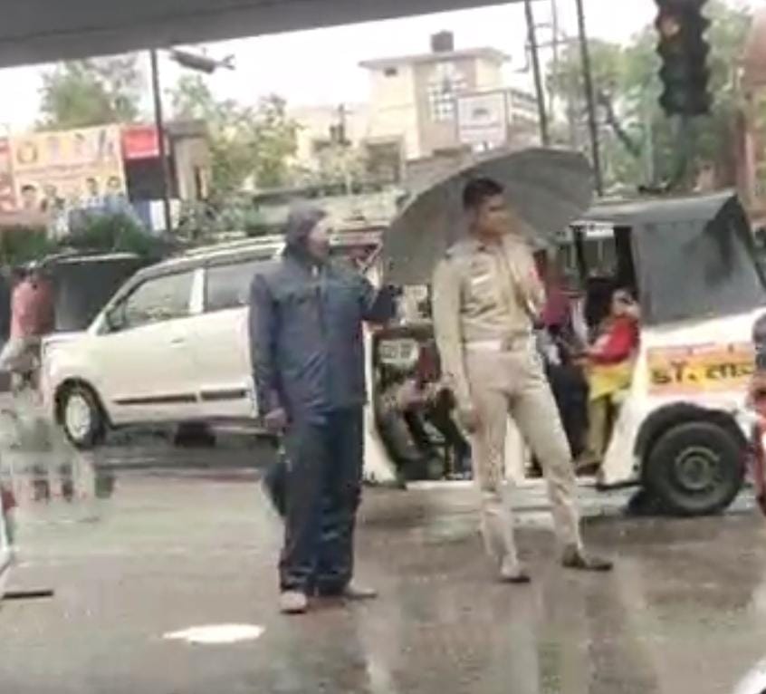 Agra News:रक्षाबंधन पर भीगते-भीगते निभाया फर्ज छाता लेकर यातायात संभालते ट्रैफिक पुलिस कर्मी