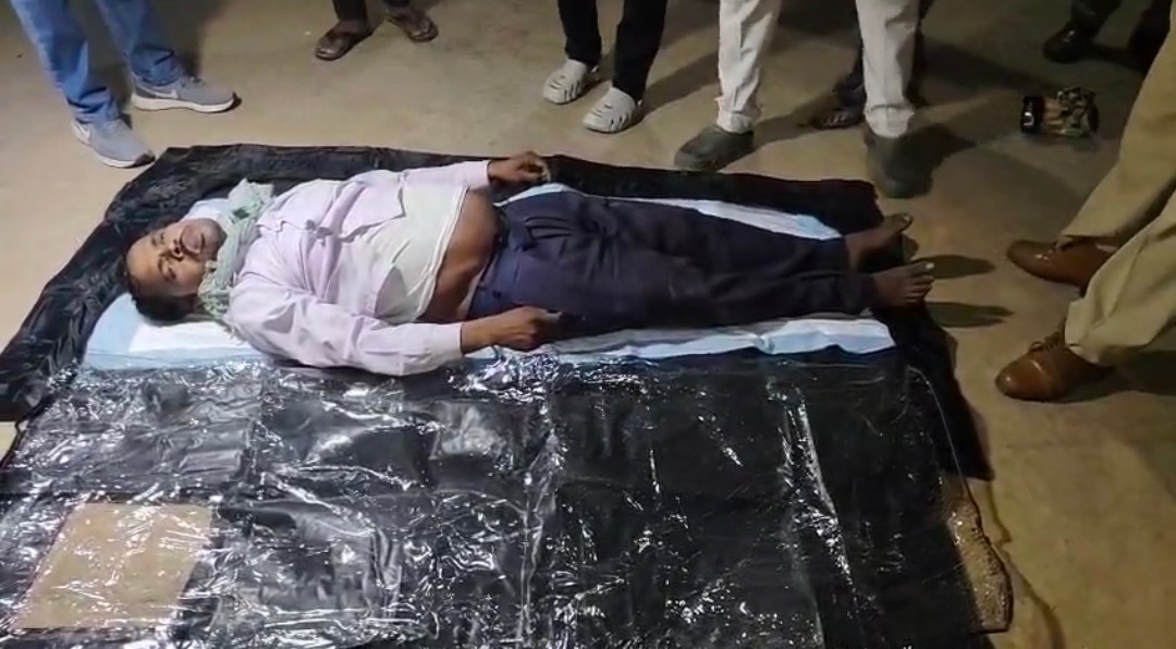 हाथरस- कोल्ड स्टोर के अंदर पिलर से लटका मिला चौकीदार का शव, परिजनों ने लगाया हत्या का आरोप
