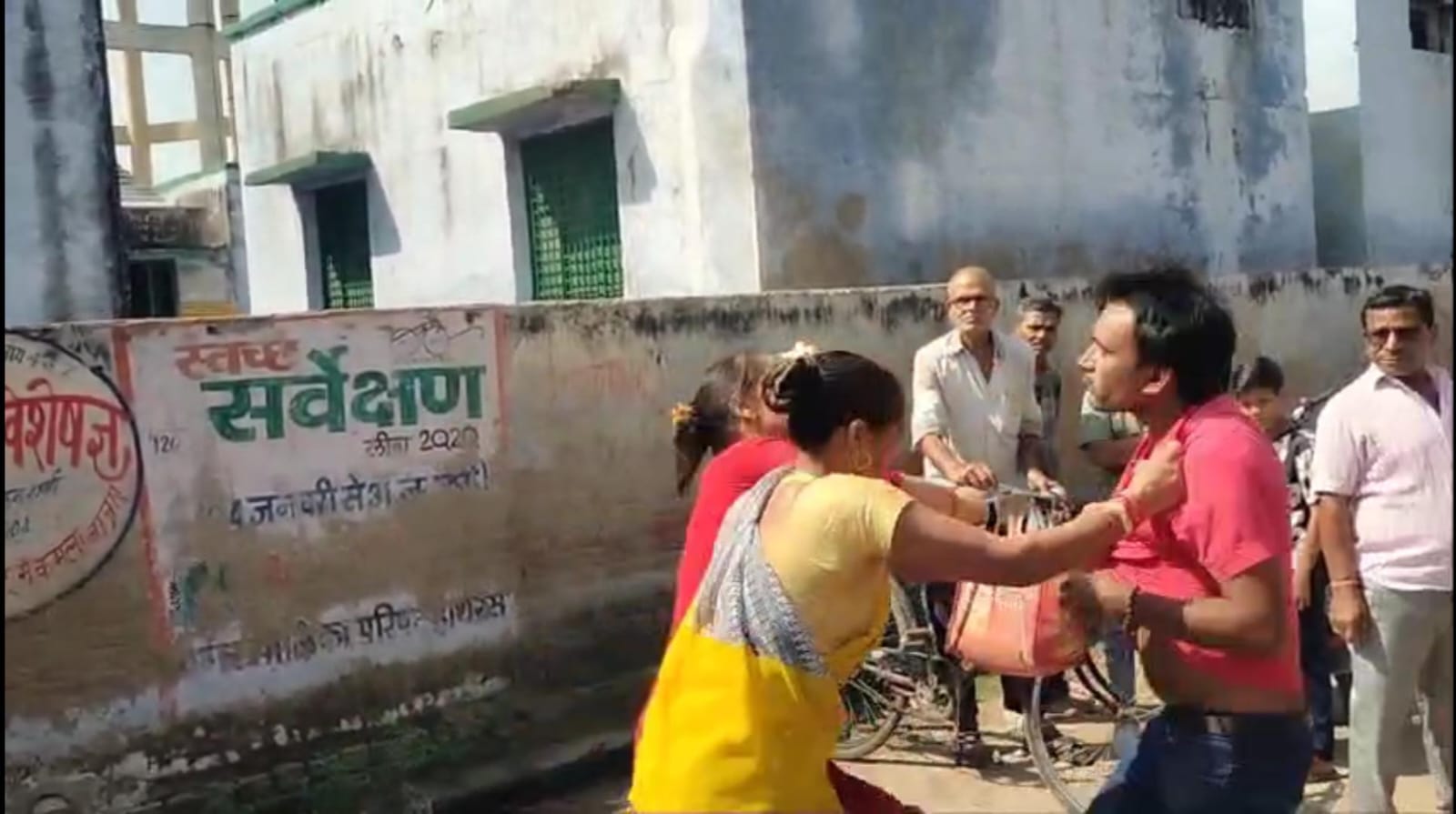 Hathras News:भतीजे पर युवती भगाने का आरोप, चाचा की बीच सड़क पर पिटाई