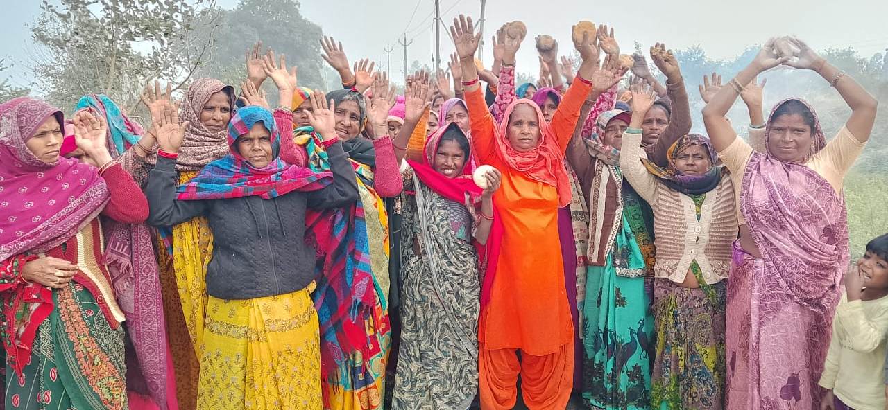 Mainpuri News:महिलायें लगातार कर रहीं गांव में देशी शराब ठेका का विरोध 11 दिन पहले प्रदर्शन करके बंद करा दिया था देशी शराब ठेका