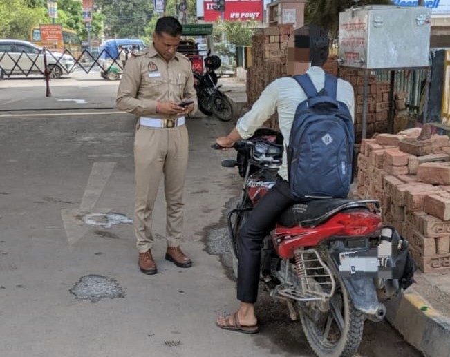 Agra News:आगरा में चला ट्रैफिक पुलिस का सख्त अभियान 3655 वाहन चालकों के कटे चालान, 7 वाहन किए गए सीज