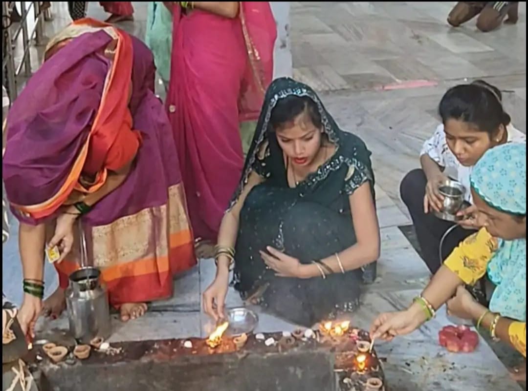 Hathras News:नवरात्र के दूसरे दिन मां ब्रह्मचारिणी की आराधना, मंदिरों में उमड़ा सैलाब
