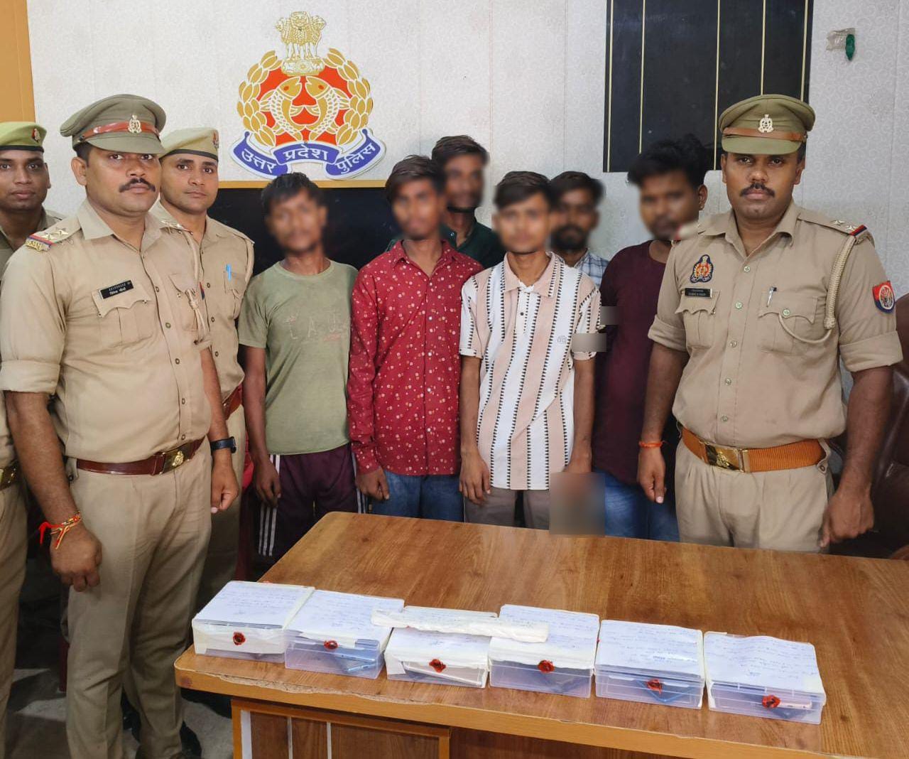 Agra News:पुलिस के हत्थे चढ़ा मोबाइल छिनैती गैंग, 06 शातिर गिरफ्तार, 13 मोबाइल, 2 बाइक और चाकू बरामद