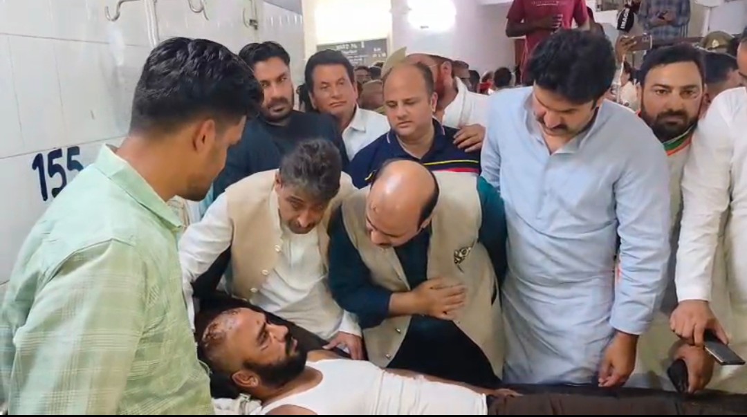 अलीगढ़-अलहदादपुर में मीट व्यापारियों से मारपीट घायल व्यापारियों से मिले कांग्रेस सांसद इमरान मसूद