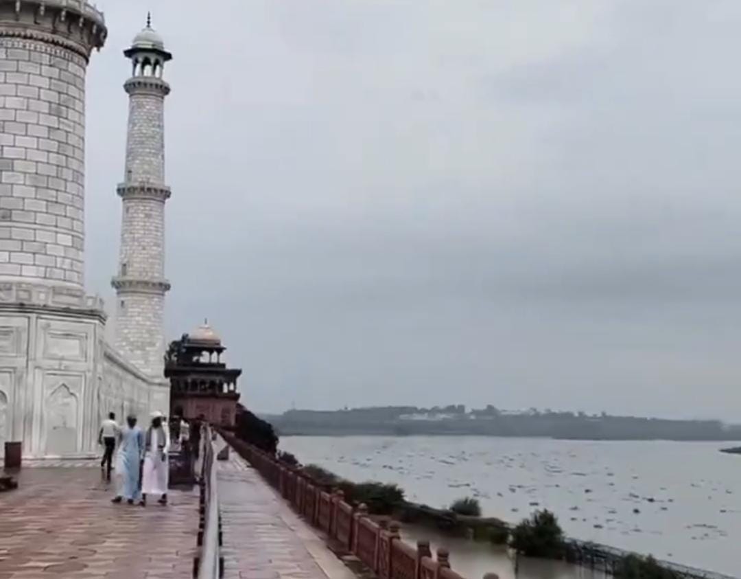 Agra News: यमुना ने मचाया हाहाकार: ताजमहल तक पहुंचा पानी, 50 कॉलोनियां डूबीं, बाढ़ की चपेट में एक लाख से अधिक आबादी