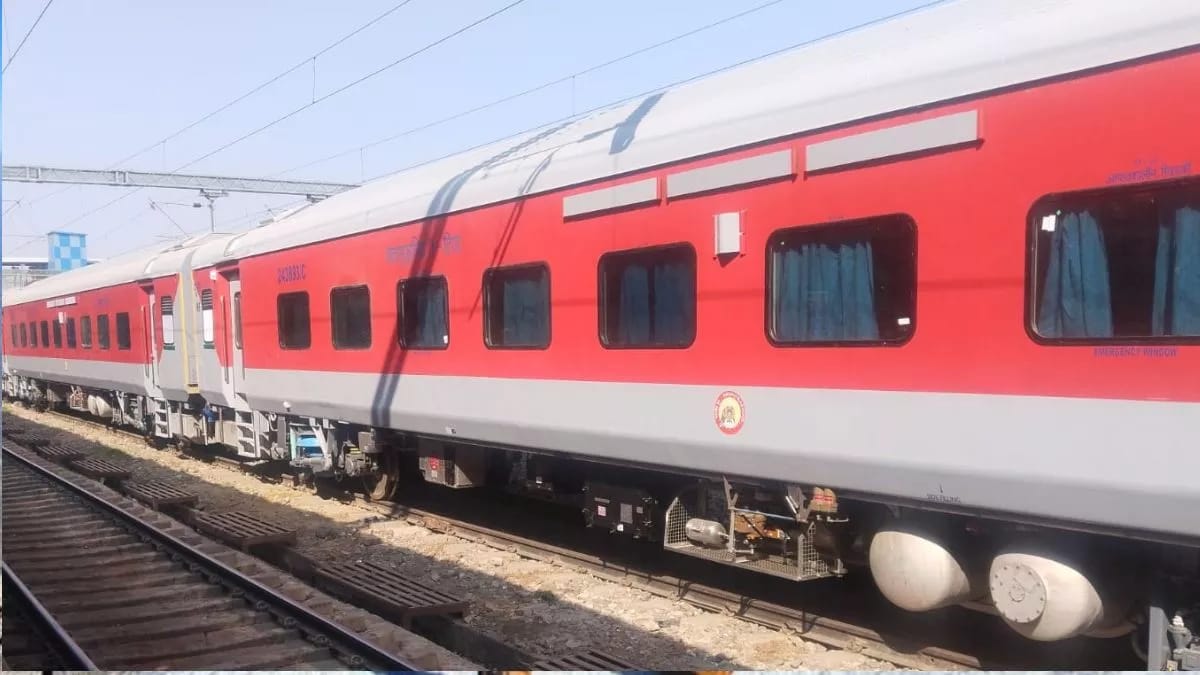 Agra News:आगरा मंडल में टला बड़ा रेल हादसा, जनशताब्दी और श्रीधाम टकराने से बचीं, दो अधिकारी निलंबित