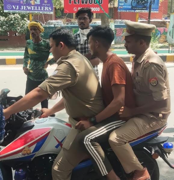 आगरा महिला ने कर्मचारी पर छिपकर वीडियो बनाने का लगाया आरोप, पकड़कर लोगों ने पुलिस को सौंपा