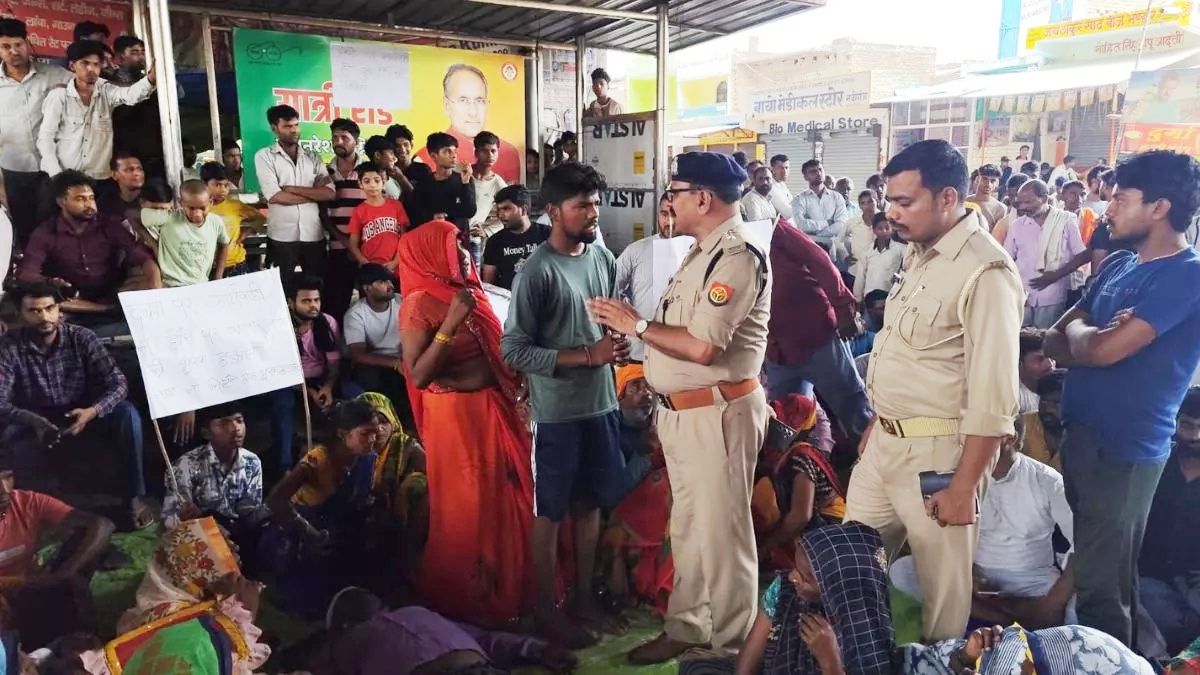 Mainpuri पिटाई के विरोध में धरने पर बैठे ई-रिक्शा चालक और कारोबारी