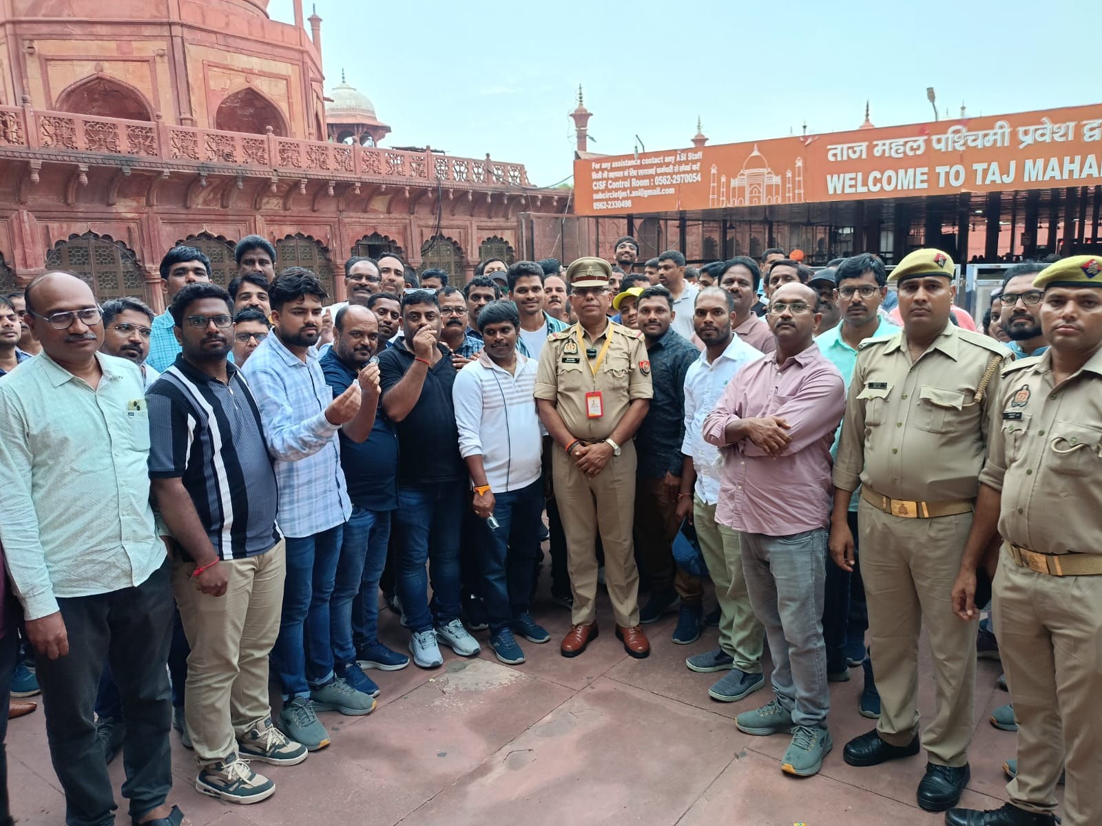 Agra News:ऑपरेशन टूरिस्ट डिलाइट" बना आगरा पुलिस की पहचान, ताजमहल पर पर्यटकों की सुरक्षा और सहयोग में नया आयाम