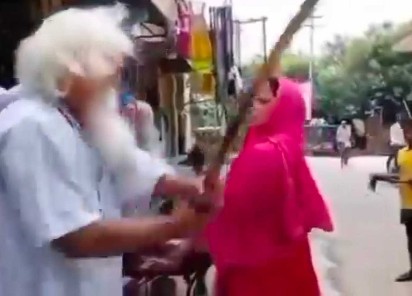 Kasganj News:बहू का आरोप ससुर ने नहाते वक्त बनाई वीडियो ससुर और देवर पर एफआईआर दर्ज