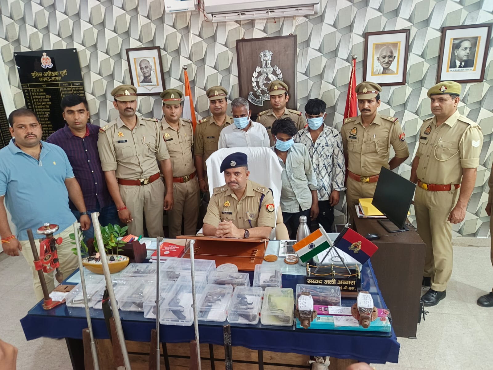 Agra News:जंगल में चल रही अवैध हथियार फैक्ट्री का भंडाफोड़, चुनाव से पहले तस्करों की बड़ी गिरफ़्तारी