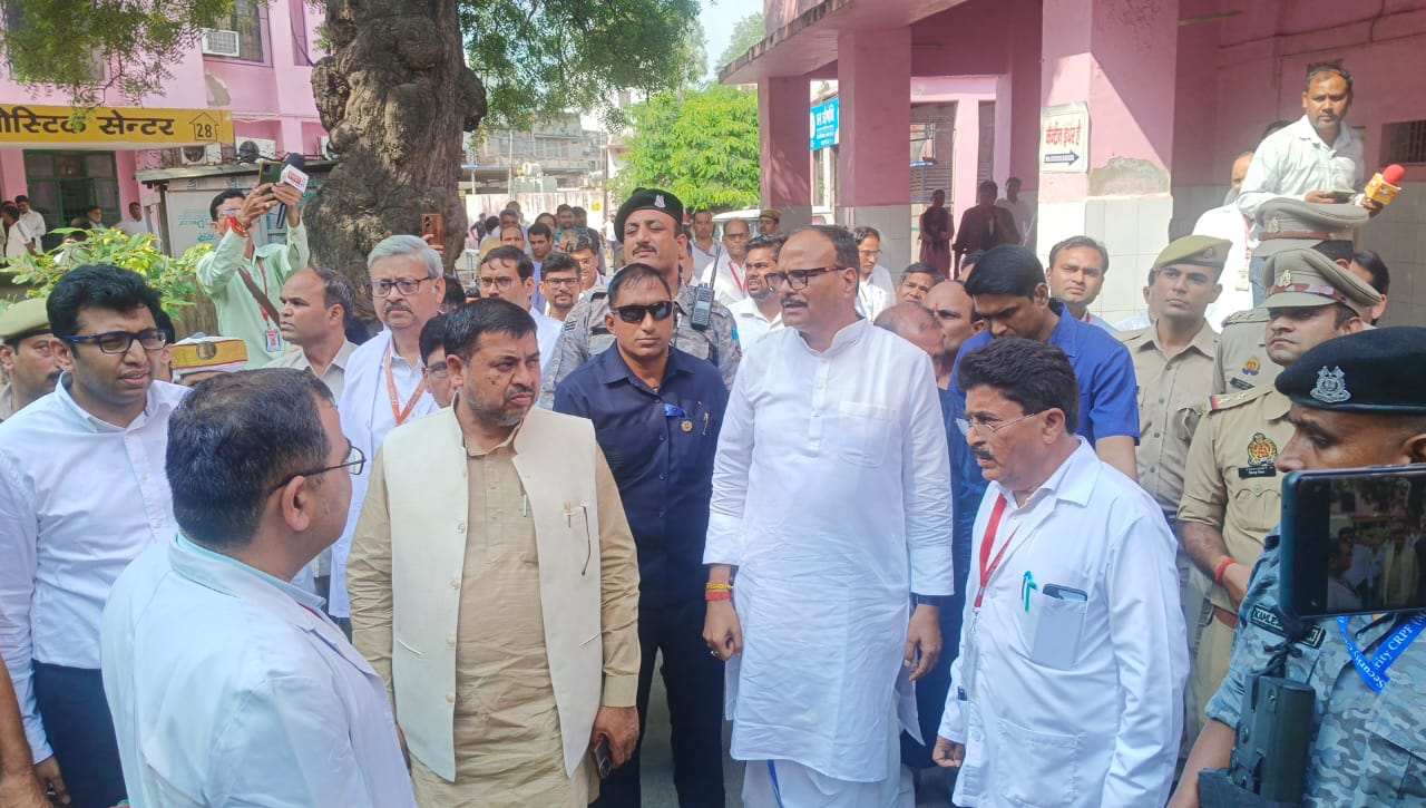 Agra News:उपमुख्यमंत्री ब्रजेश पाठक ने जिला अस्पताल का किया निरीक्षण, स्वास्थ्य सेवाओं को बेहतर बनाने के दिए कड़े निर्देश