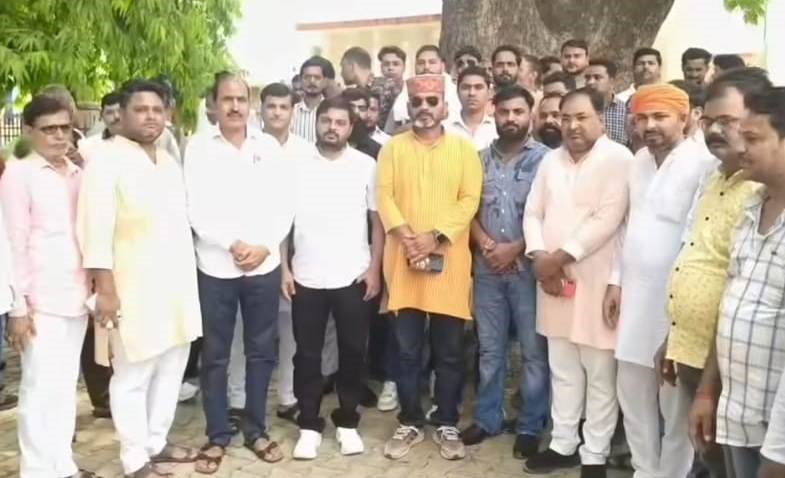 Mainpuri भाजपा नेता का हाथ काटने की धमकी से करणी सेना में आक्रोश