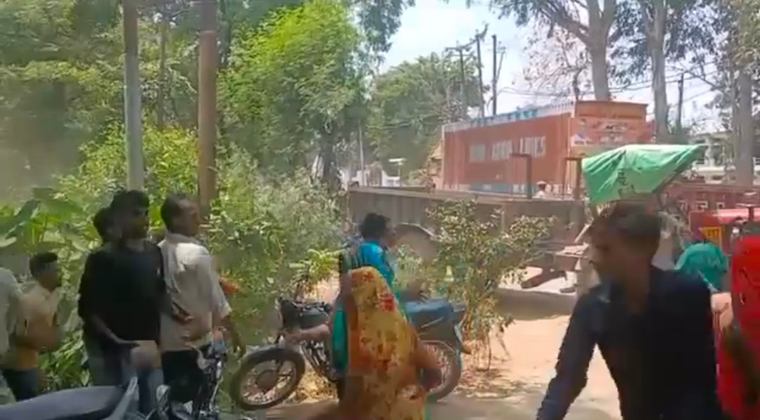  फर्रुखाबाद -युवक की संदिग्ध मौत, प्रेम-प्रसंग का आरोप , ग्रामीणों ने थाने का मुख्य द्वार जाम कर किया पथराव