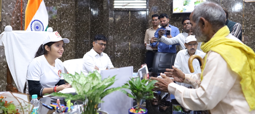 Mainpuri News:एक दिन की डीएम बनीं जनपद की टॉपर छात्रा कनिष्का राजपूत