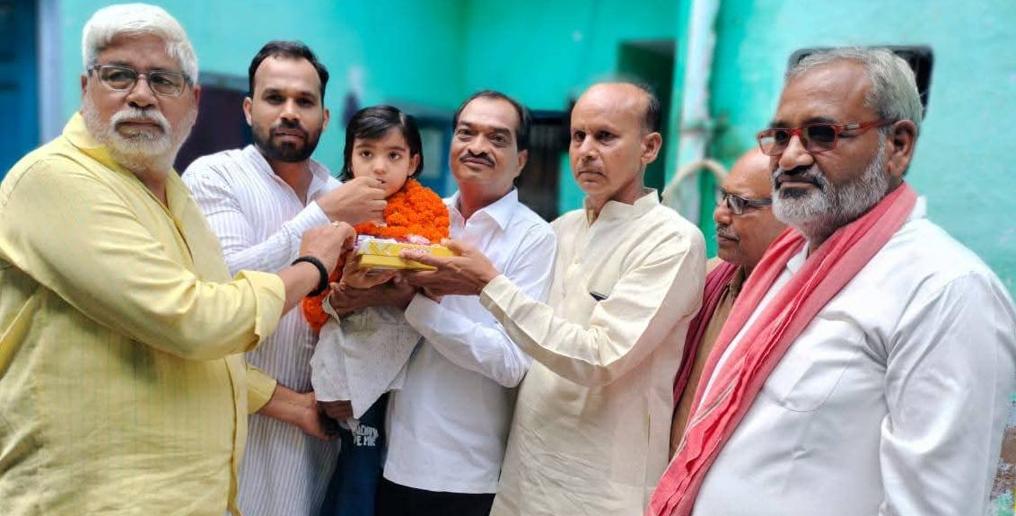 Mainpuri News:नाले पर चलते समय गिरी छात्रा से मिलने पहुचें सपा जिलाध्यक्ष