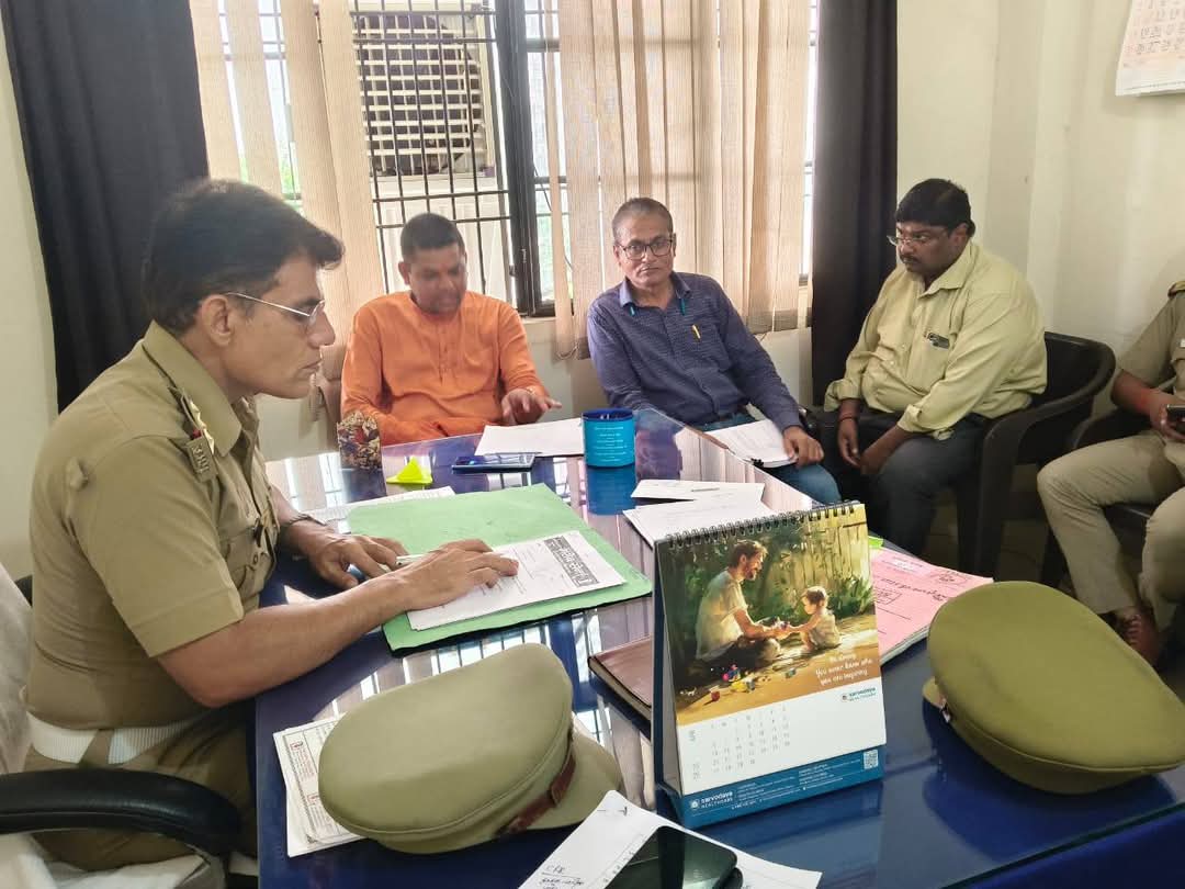 आगरा-डीसीपी ट्रैफिक के निर्देशन , मेट्रो निर्माण कार्य से बिगड़ रही है यातायात व्यवस्था