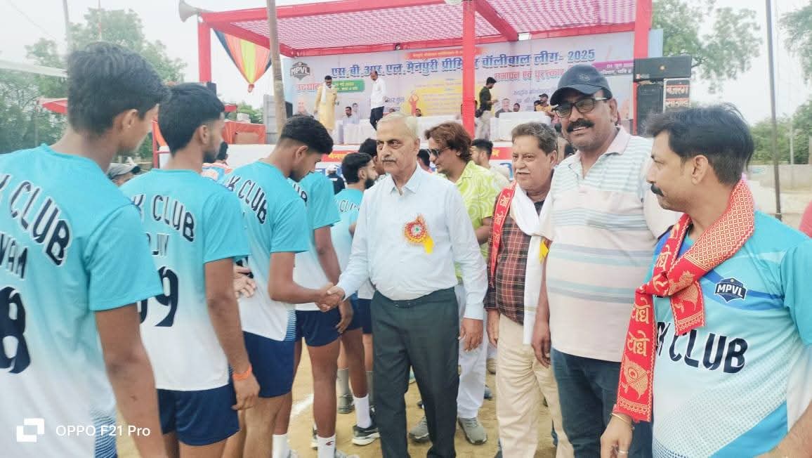 मैनपुरी प्रीमियर वॉलीबाल लीग का दूधिया रोशनी में शुभारंभ 