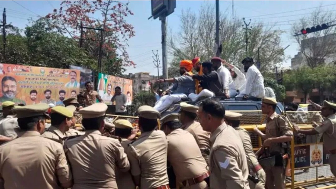 आगरा  में सपा  सांसद के घर तोड़फोड़, राणा सांगा पर विवादित बयान के बाद करणी सेना ने किया हमला, लाठीचार्ज