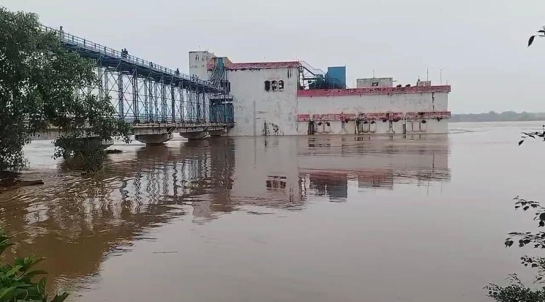 Agra News:134 मीटर पर पहुंची चंबल, उमरैठा पुरा गांव में घुसा बाढ़ का पानी, ग्रामीणों ने किया पलायन, टीले पर ताने तंबू