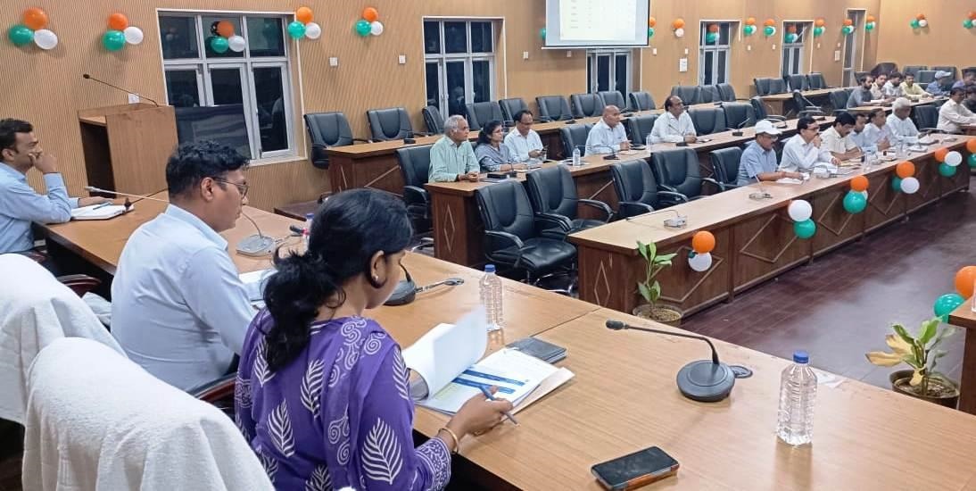 Mainpuri News:शिक्षको की डिजिटल हाजिरी कम मिलने पर डीएम का चढ़ा पारा