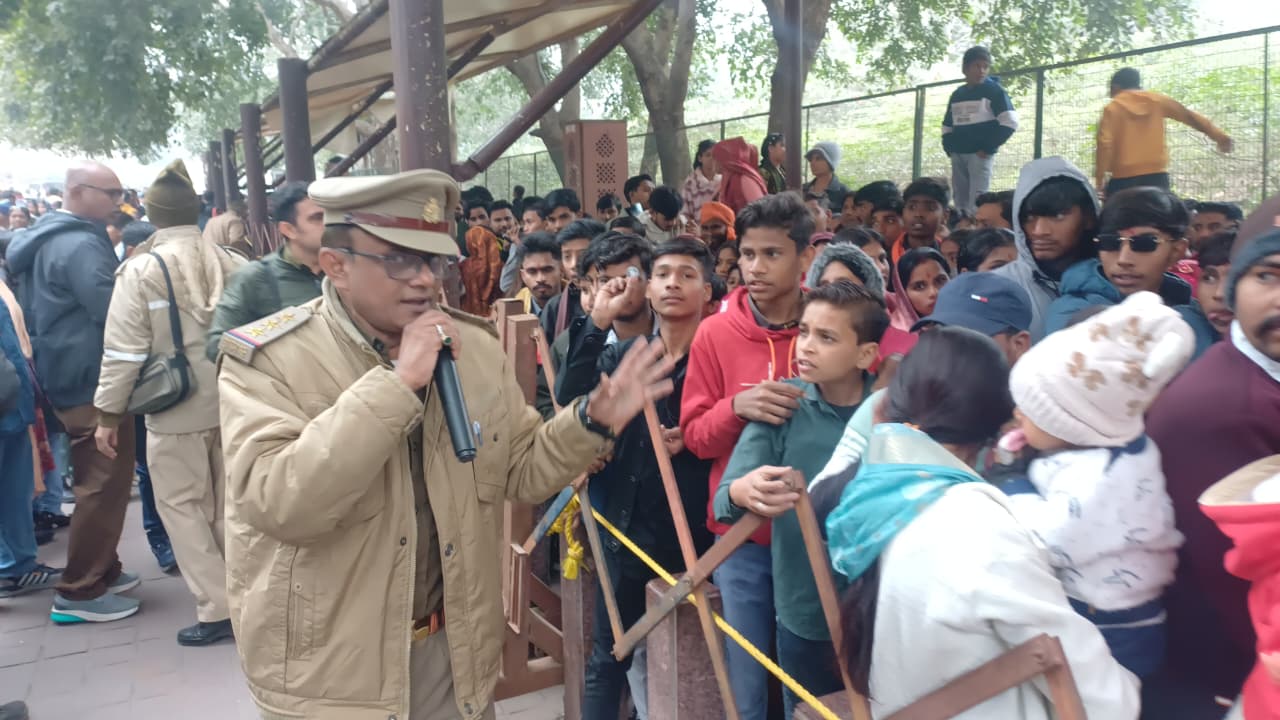 Agra News:ब्रज में आस्था और भव्यता के साथ नव वर्ष 2026 का स्वागत  ताजमहल पर उमड़ा जन सैलाब, प्रमुख मंदिरों में गूंजे जयकारे