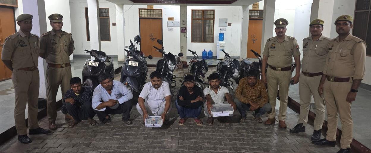 Agra News:ताश की बाजी पर टूटा कानून का हंटर, पुलिस ने बंद कमरे से उड़ाया जुए का फड़