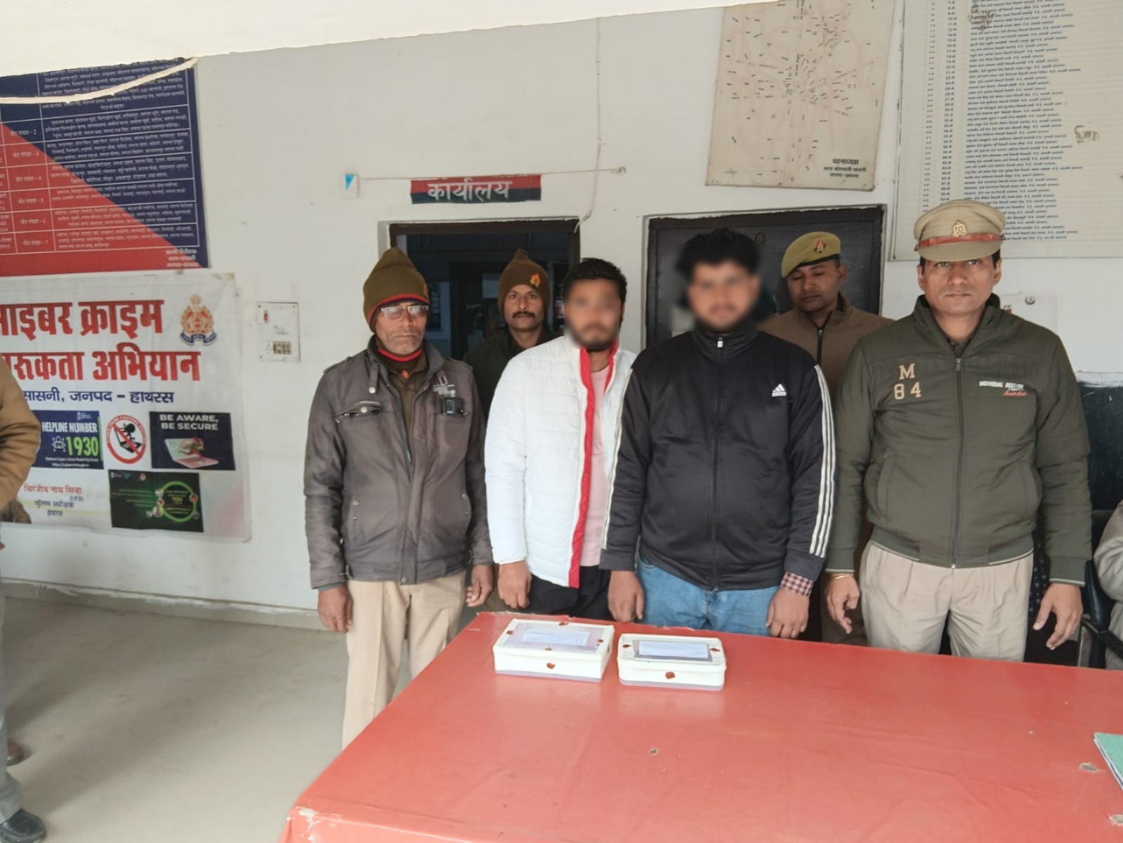 Hathras News:तमंचा कारतूस व चाकू सहित दो गिरफ्तार