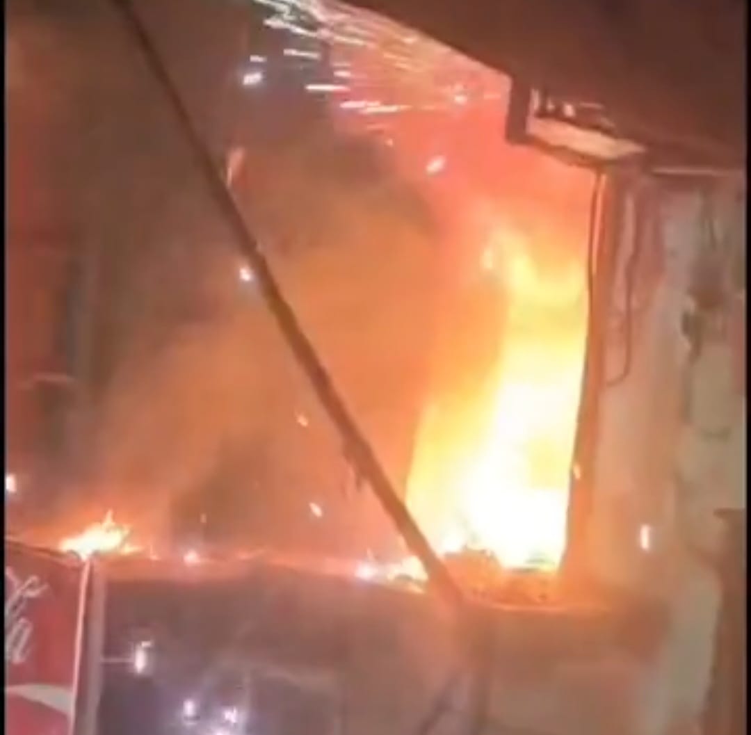 Hathras News:कन्फेक्शनरी दुकान में लगी भीषण आग, लाखों का नुकसान