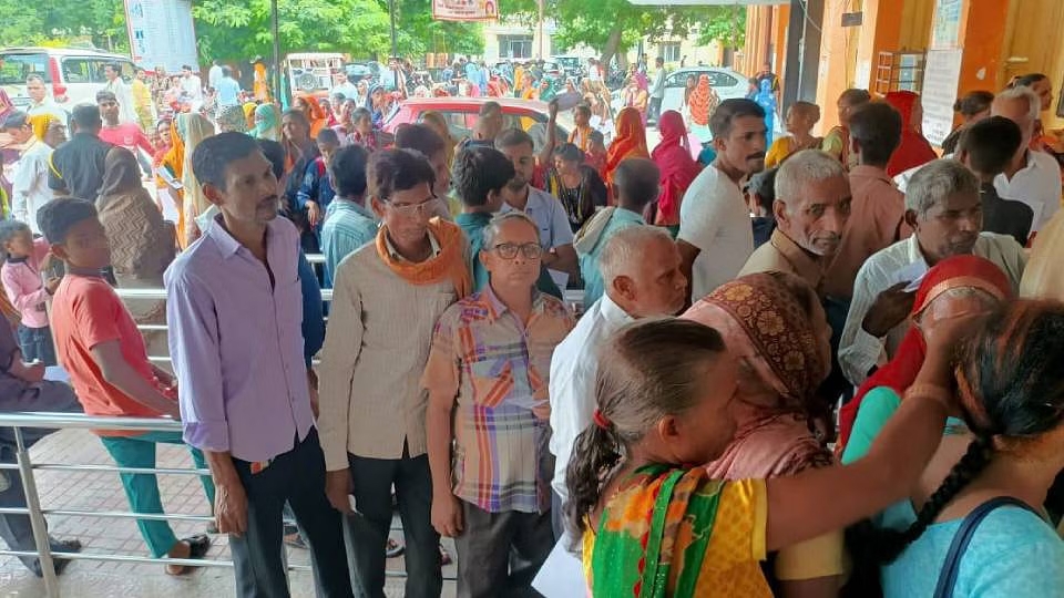 Mainpuri जिला अस्पताल में उमड़ रही मरीजों की भारी भीड़,व्यवस्थाएं फेल
