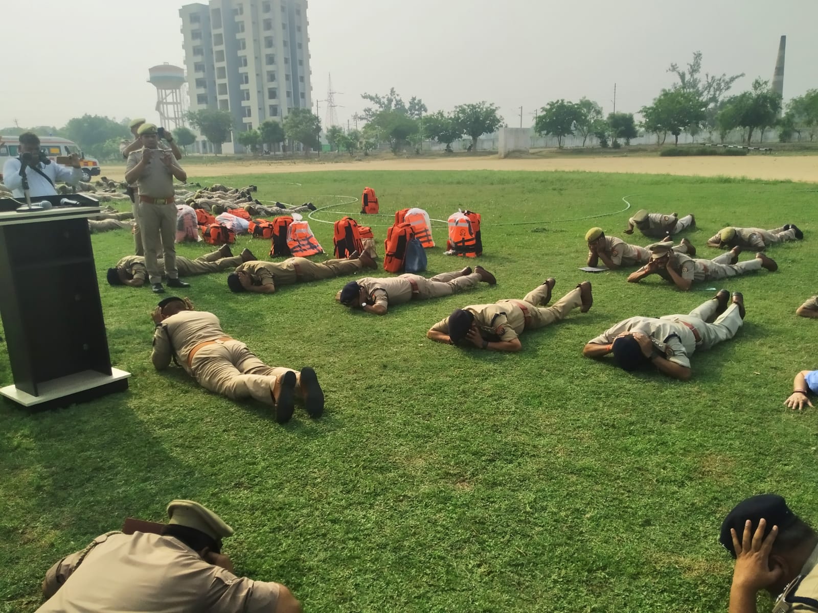 हाथरस- आपात स्थिति से निपटने के लिए रिजर्व पुलिस लाईन हाथरस के परेड ग्राउन्ड में सायरन बजते हुए नागरिक सुरक्षा अभ्यास