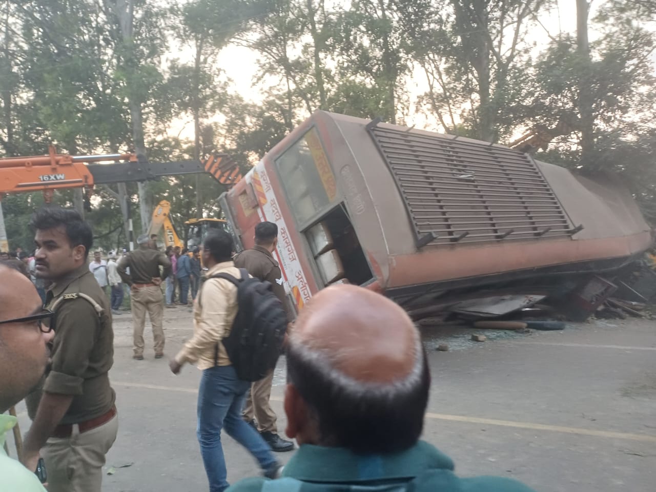 Hathras News:समामई के पास कैंटर और रोडवेज बस में आमने-सामने भिड़ंत, दो की मौत, 16 से अधिक घायल