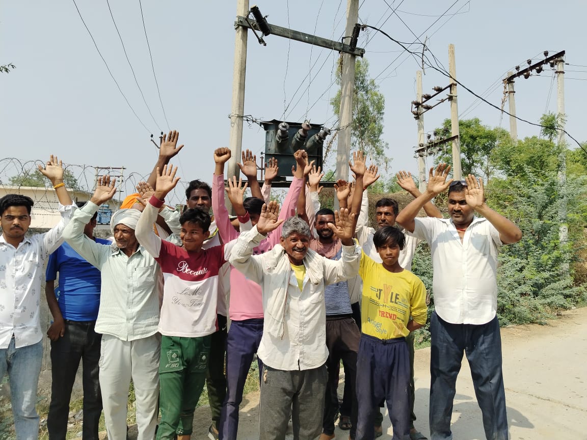 मैनपुरी-तीन माह से फुंका पड़ा सिमरई का विद्युत ट्रांसफार्मर  शिकायत के बाद भी नहीं बदला जा रहा 