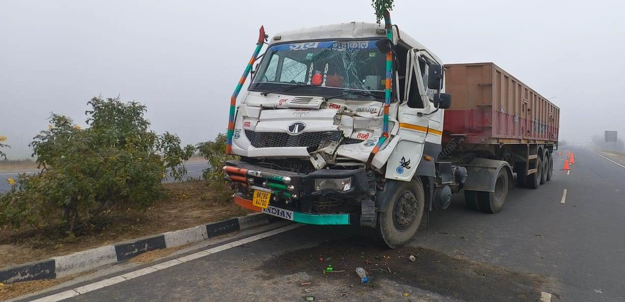 Mainpuri News:हाईवे पर कोहरे के कारण आपस में टकरायें ट्रक नेशनल हाईवे प्राधिकरण से नहीं मिली कोई सहायता
