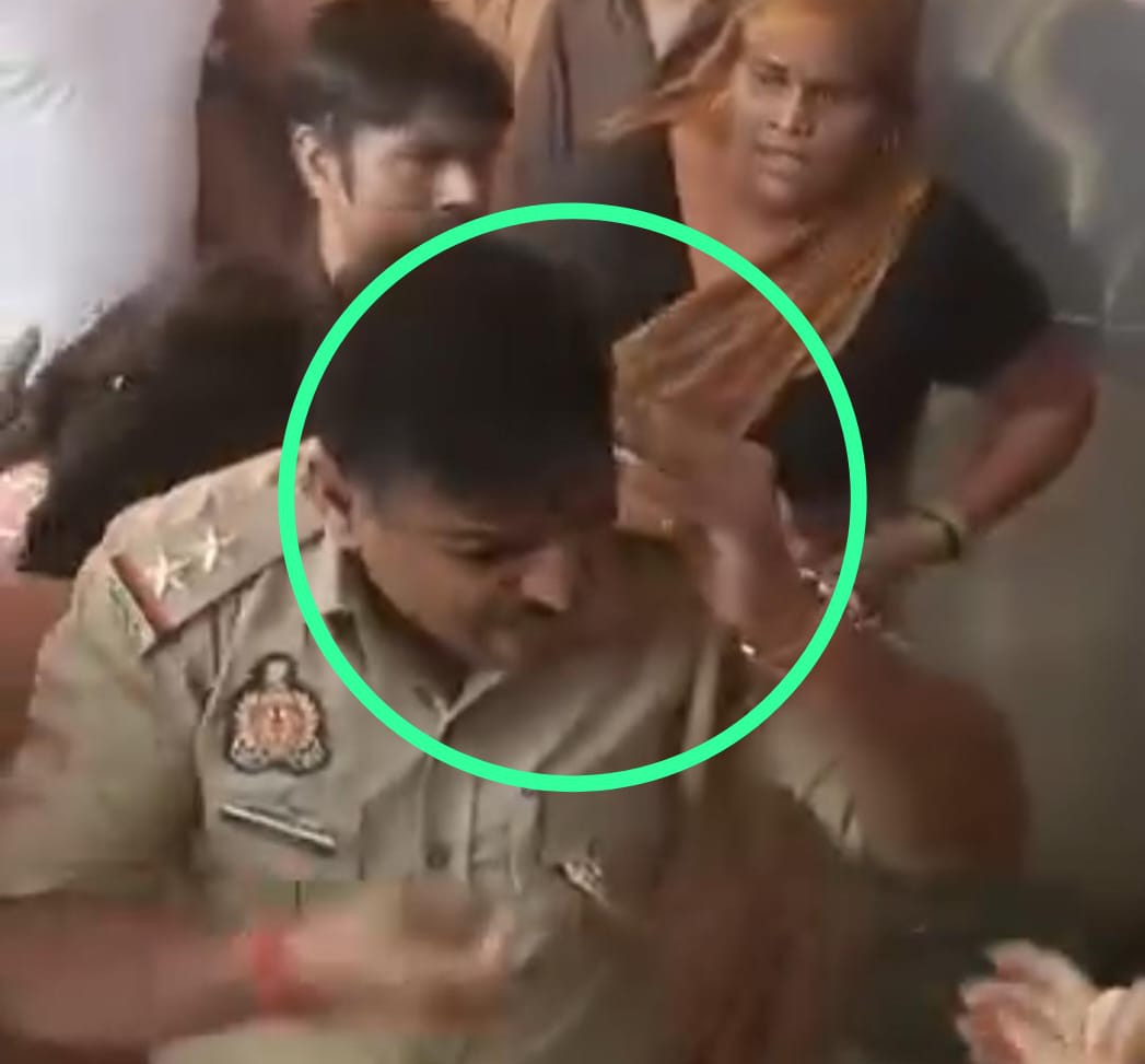 Agra News:दुकान खाली कराने को लेकर बवाल, महिलाओं ने वाइपर से दौड़ाया, दरोगा के सिर में मारा डंडा