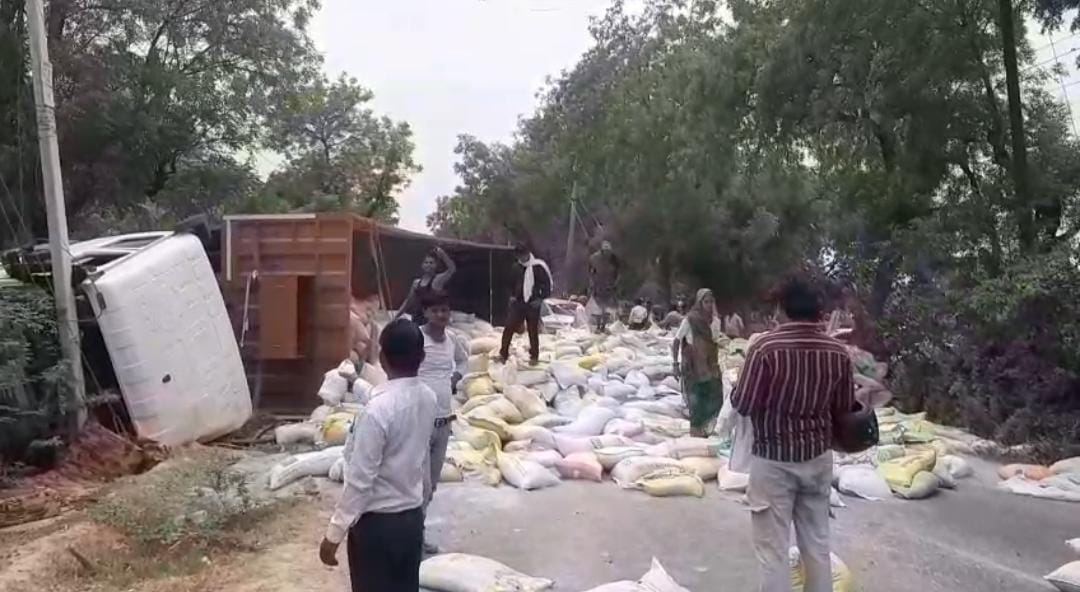 Agra बिजली के खंभे से टकराकर पलटा ट्रक, सड़क पर बिखरे गिट्टी के कट्टे, चालक घायल