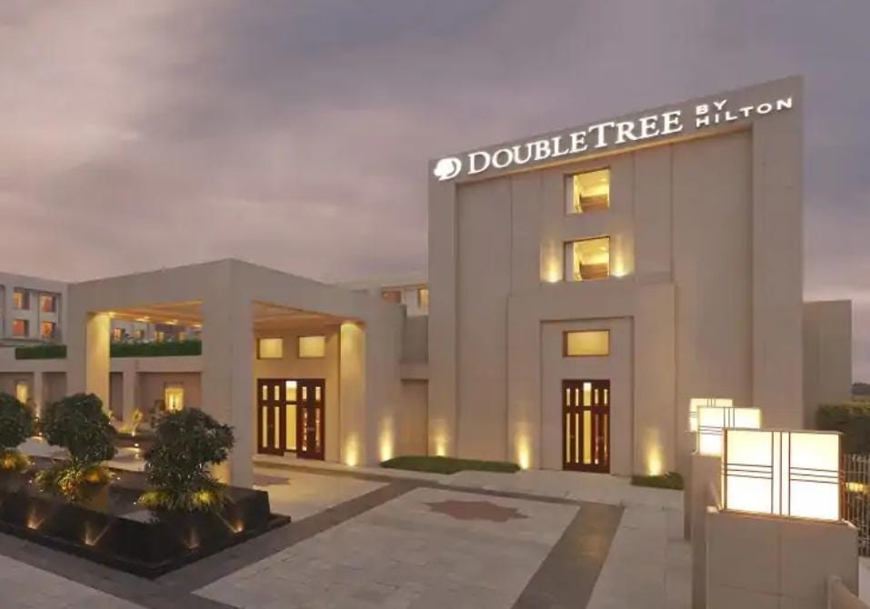 Agra News:होटल डबल ट्री बाय हिल्टन में बड़ी चोरी,  इंदौर की महिला पर्यटक की 10 लाख की ज्वेलरी गायब