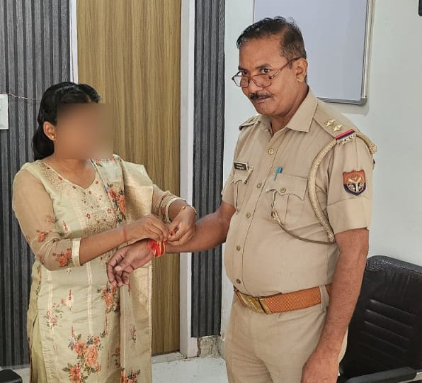 Agra News:खेरागढ़ पुलिस में भाईचारे का पर्व रक्षाबंधन पर गूंजी अपनापन की डोर