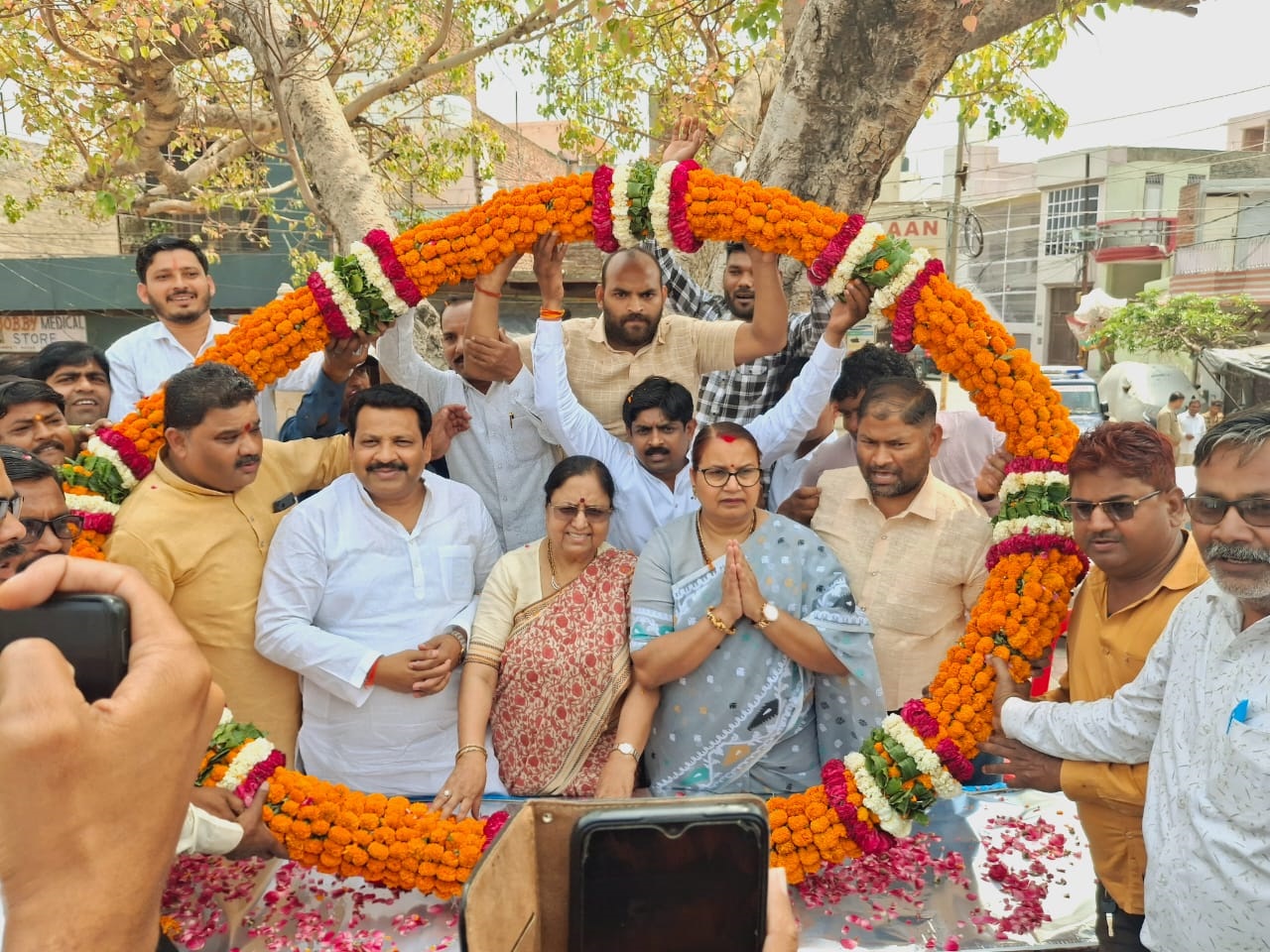 कैबिनेट मंत्री बेबी रानी मौर्य ने भाजपा सरकार की उपलब्धियां के बारे में जनता को पत्रक वितरण कर बताया