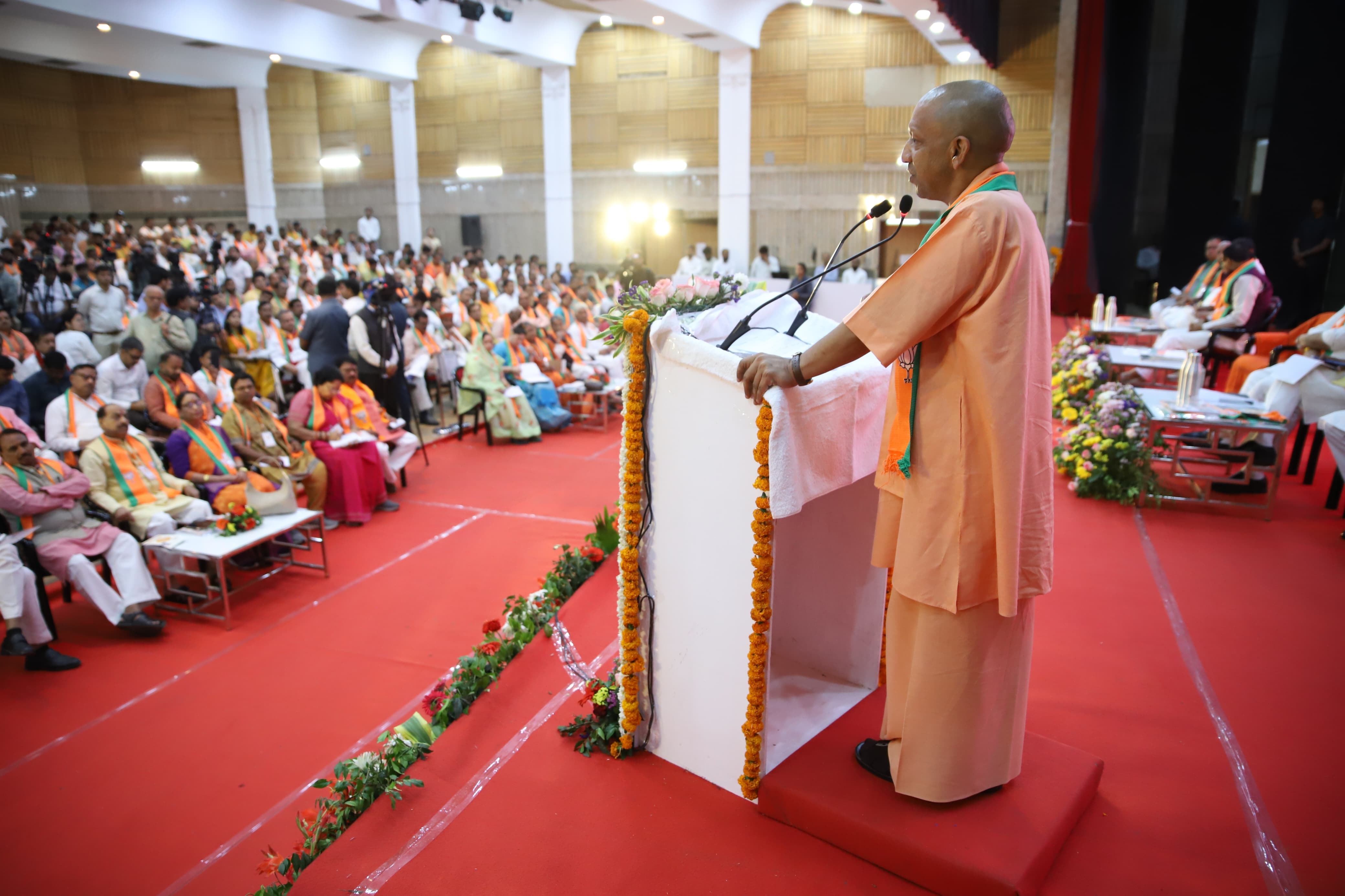 वक्फ के नाम पर भड़काई जा रही हिंसा, मुर्शिदाबाद में तीन हिंदुओं की घर से खींचकर की गई हत्याः योगी 