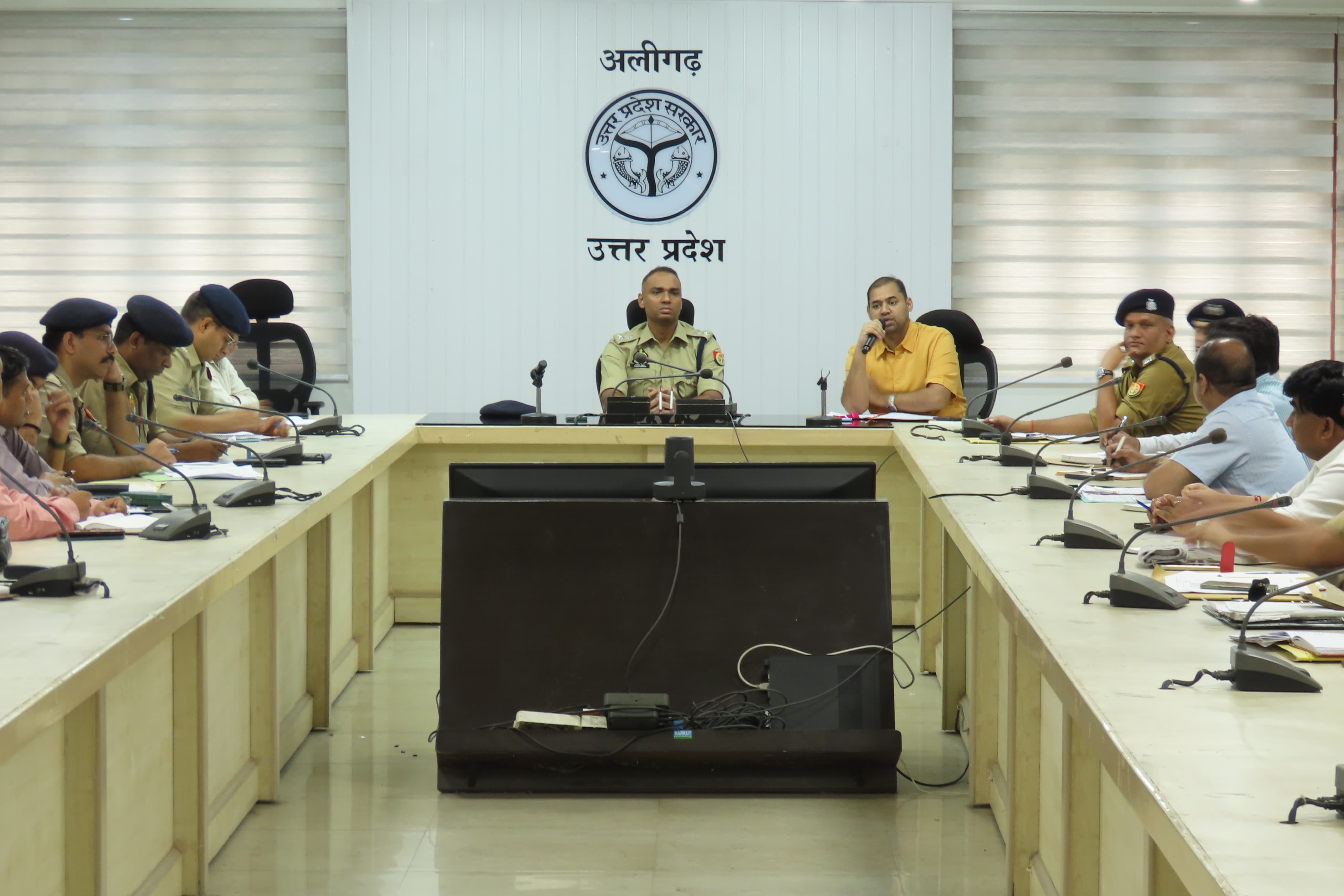 Aligarh श्रावण मास एवं कांवड़ यात्रा के दृष्टिगत एसएसपी ने आयोजकों के साथ की बैठक